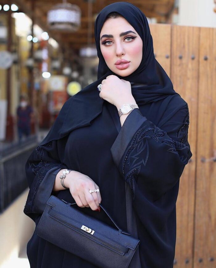 عبايه ملكي بشت لف تطريز كمبيوتر  مناسبه للمنقبه