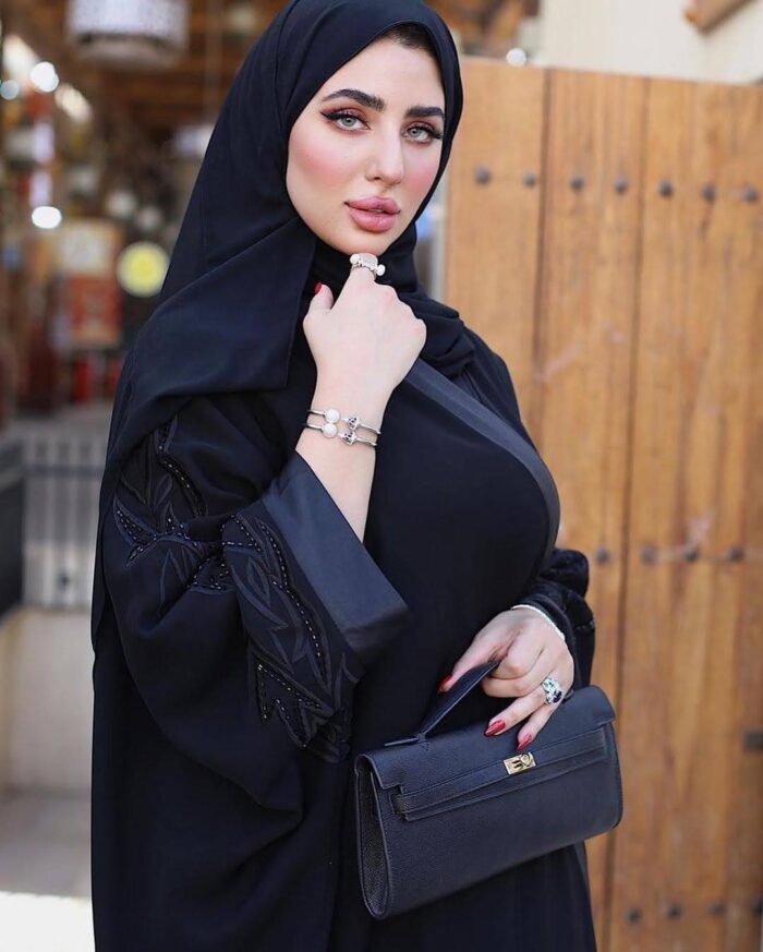 عبايه ملكي بشت لف تطريز كمبيوتر  مناسبه للمنقبه