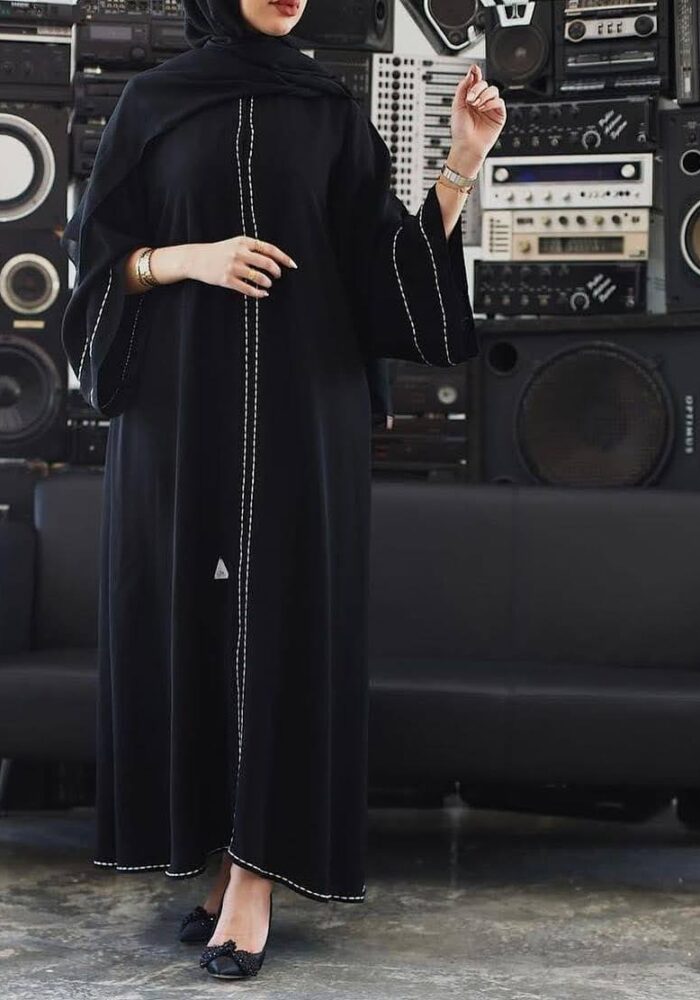 عبايه ملكي تطريز امام وجوانب مكنيه  القماش نواعم كوري