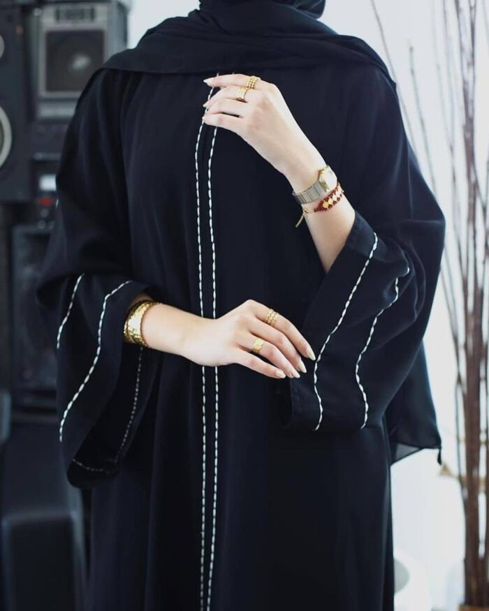 عبايه ملكي تطريز امام وجوانب مكنيه  القماش نواعم كوري