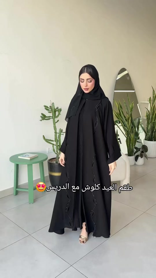 عبايه ملكي كلوش كامل تطريز مكنيه كم مربع