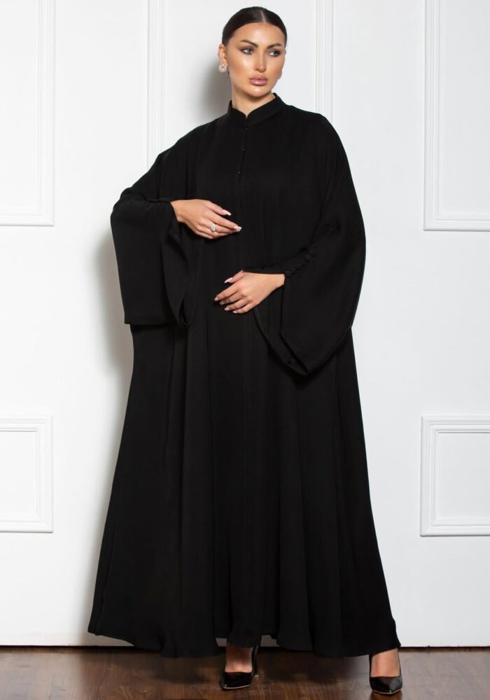 عبايه نص بشت أنيقه للطلعه قماش ملكي