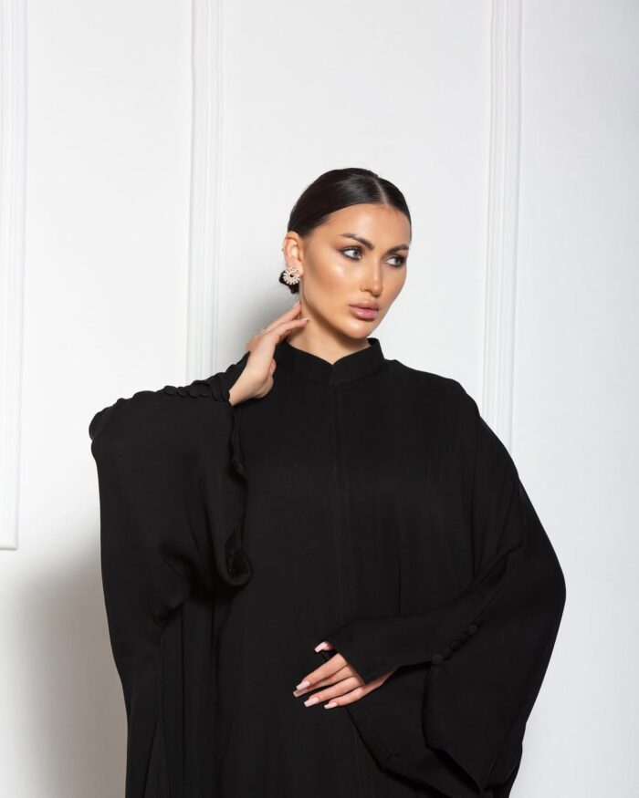 عبايه نص بشت أنيقه للطلعه قماش ملكي