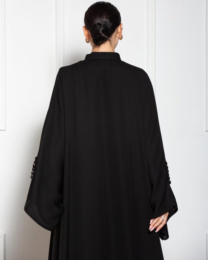 عبايه نص بشت أنيقه للطلعه قماش ملكي