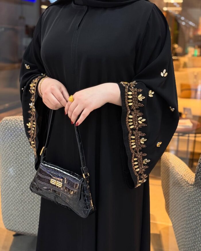 عبايه ملكي مطرز كم مقفله نص كلوش