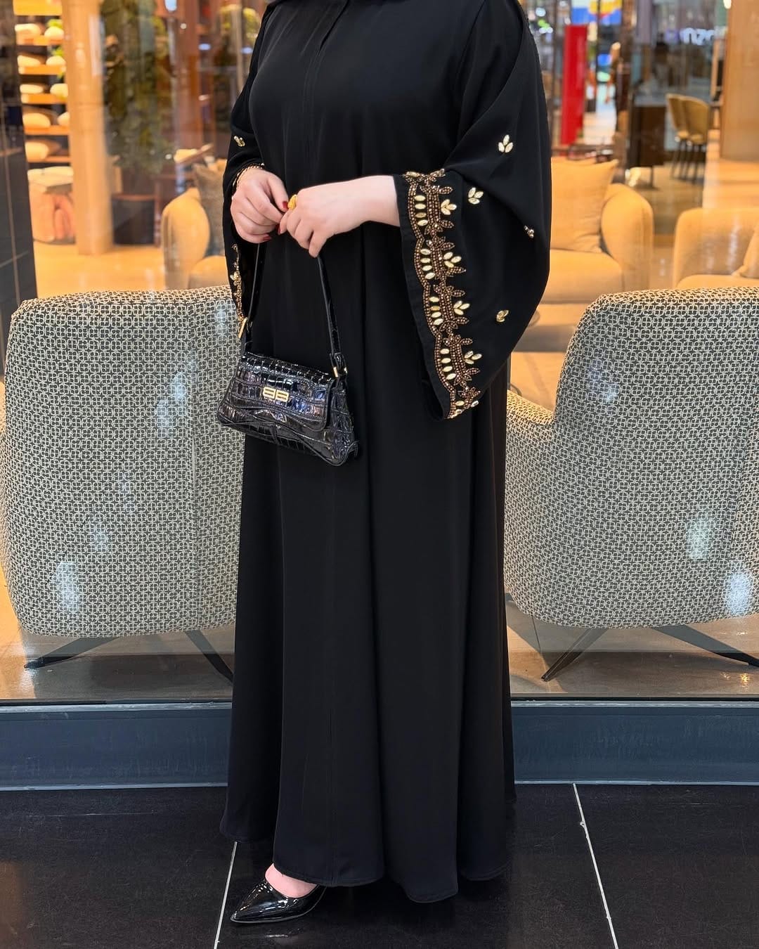 عبايه ملكي مطرز كم مقفله نص كلوش