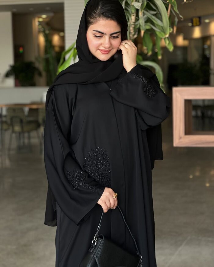 عباية نمبر وان مرتبه قماش حراير