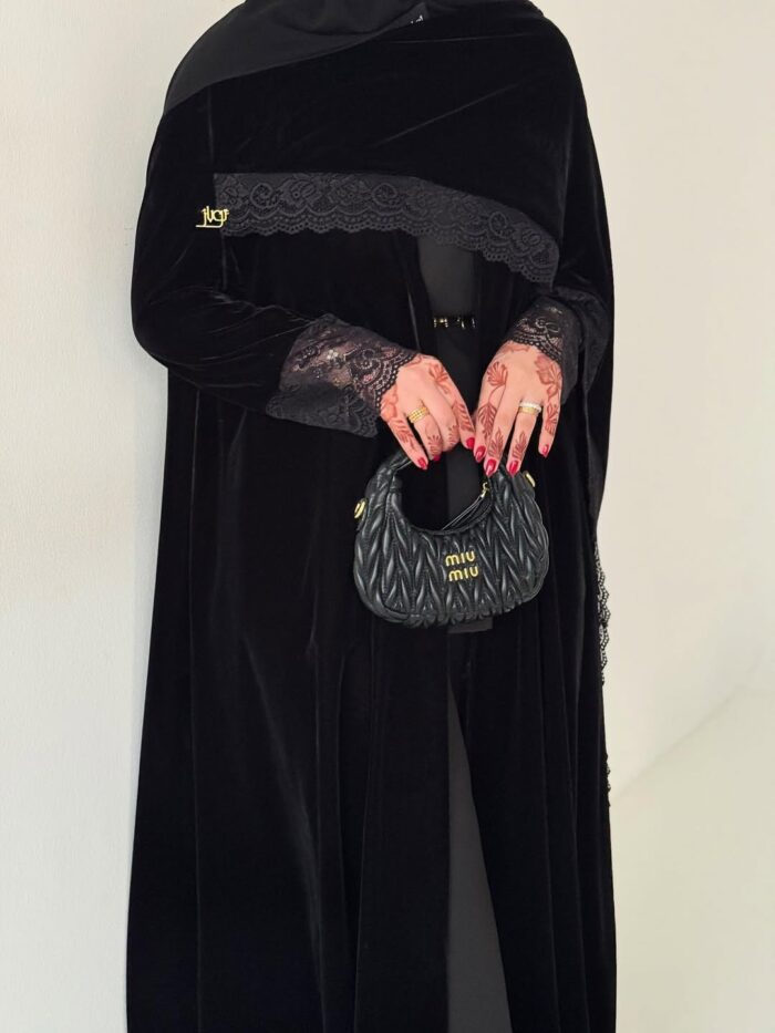 عباية أنيقة مخمل لف مع شال كم دنتيل اسود