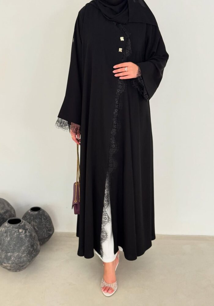 عباية أنيقة بتصميم حصري مع تحديد دنتيل – فخامة ونعومة في قطعة واحدة