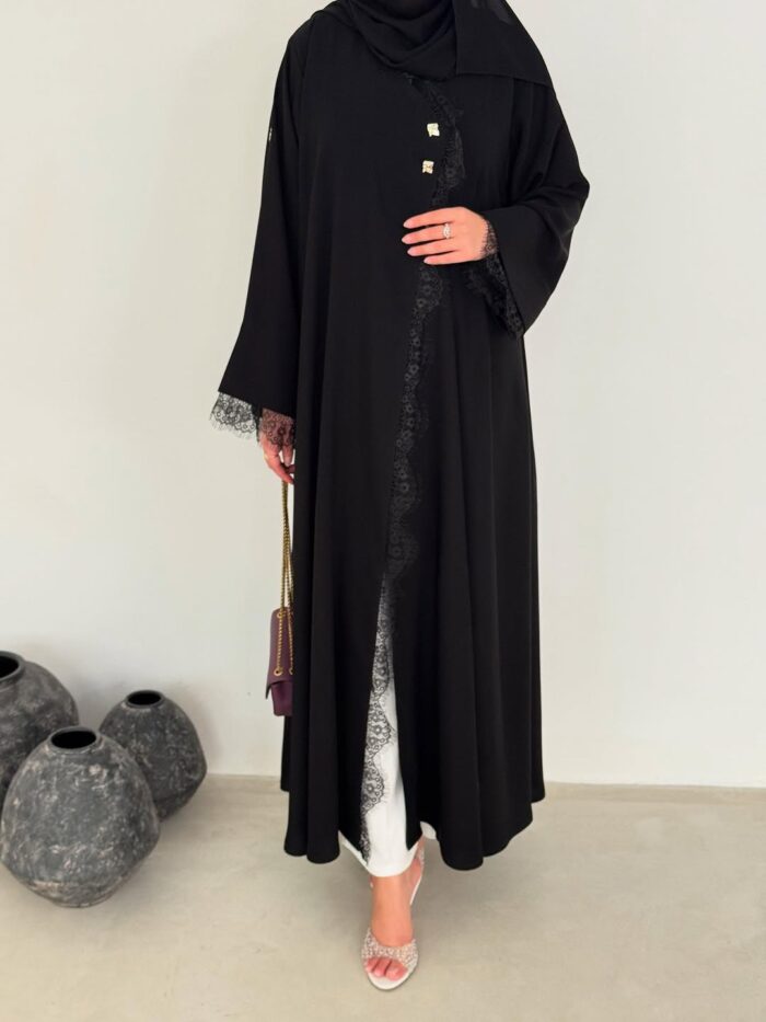 عباية أنيقة بتصميم حصري مع تحديد دنتيل – فخامة ونعومة في قطعة واحدة