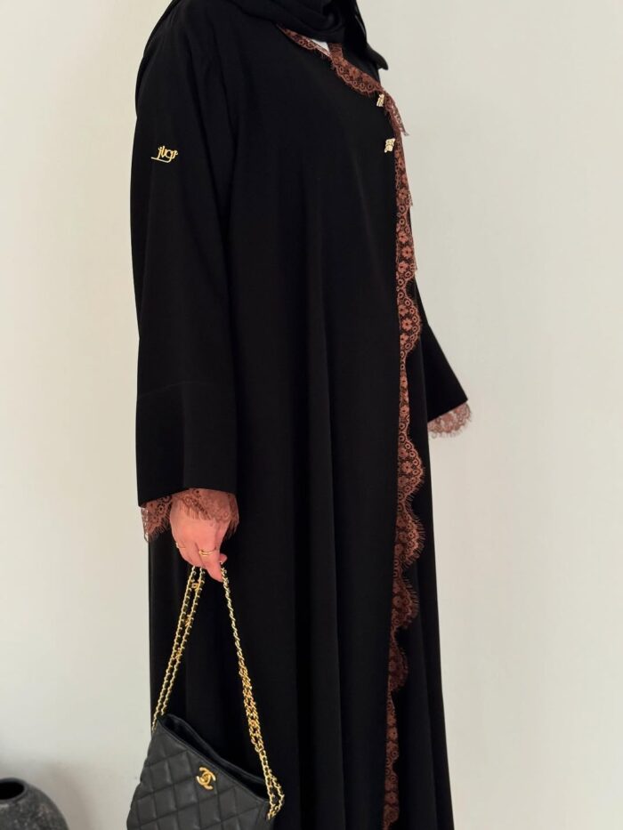 عباية أنيقة بتصميم حصري مع تحديد دنتيل – فخامة ونعومة في قطعة واحدة