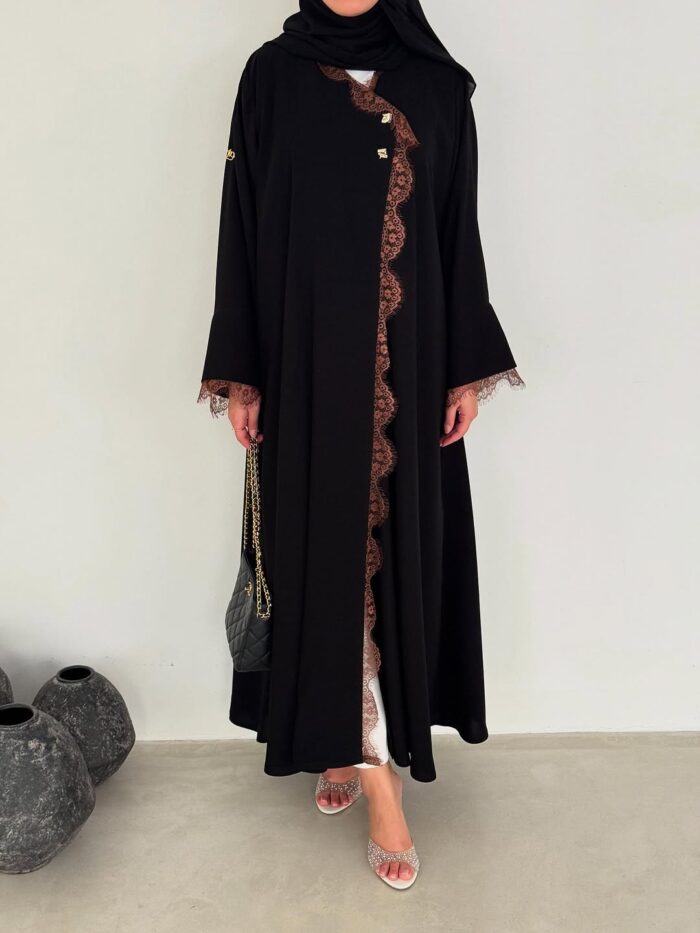 عباية أنيقة بتصميم حصري مع تحديد دنتيل – فخامة ونعومة في قطعة واحدة