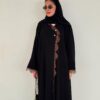 عباية أنيقة بتصميم حصري مع تحديد دنتيل – فخامة ونعومة في قطعة واحدة
