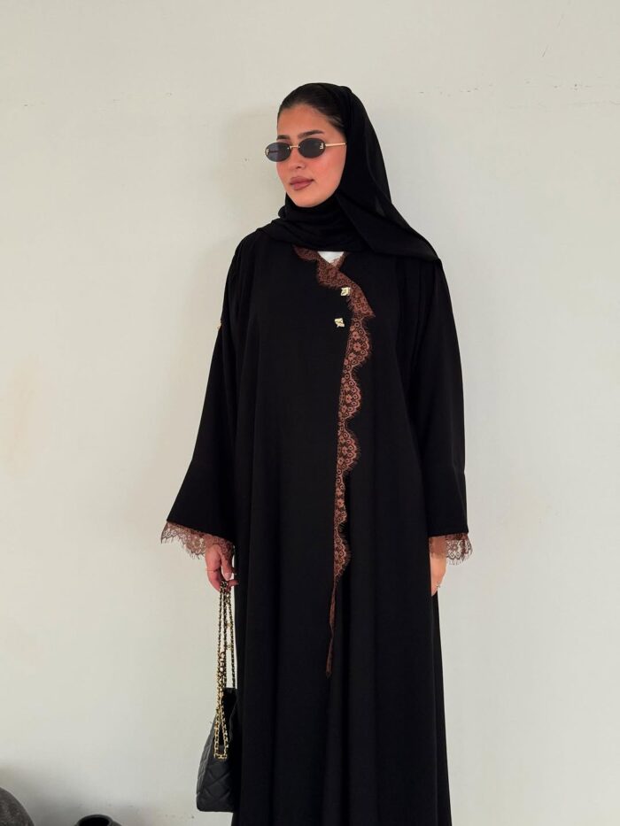 عباية أنيقة بتصميم حصري مع تحديد دنتيل – فخامة ونعومة في قطعة واحدة