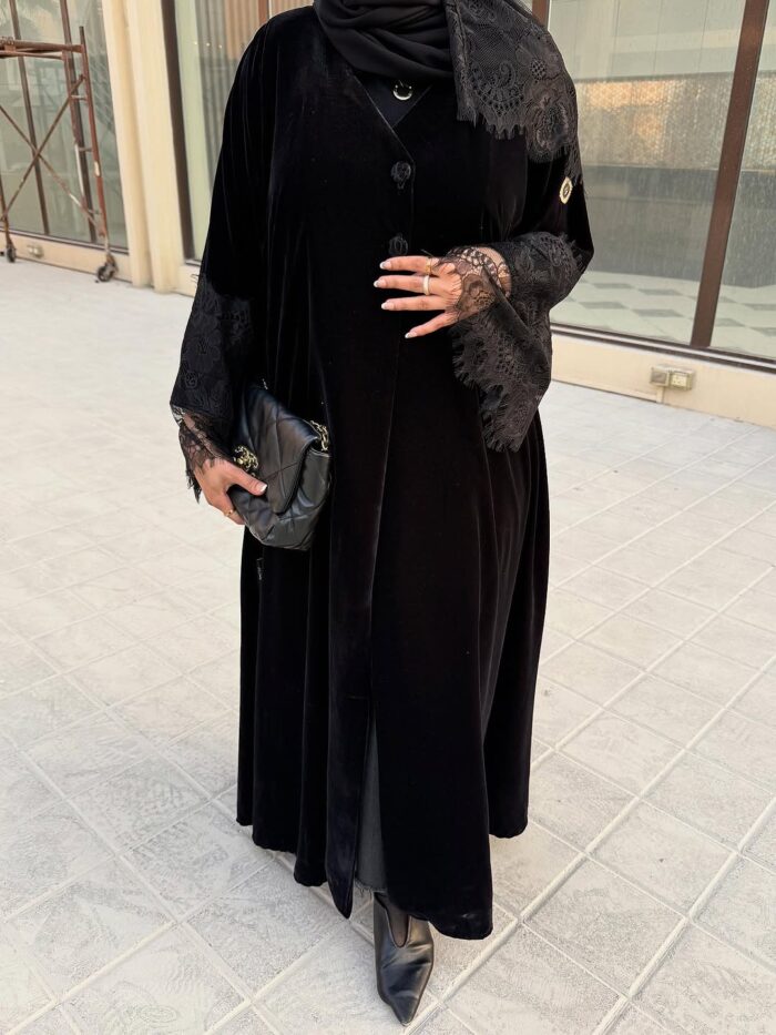 عباية مخمل نص كلوش انيقه دانتيل فخم في الكم