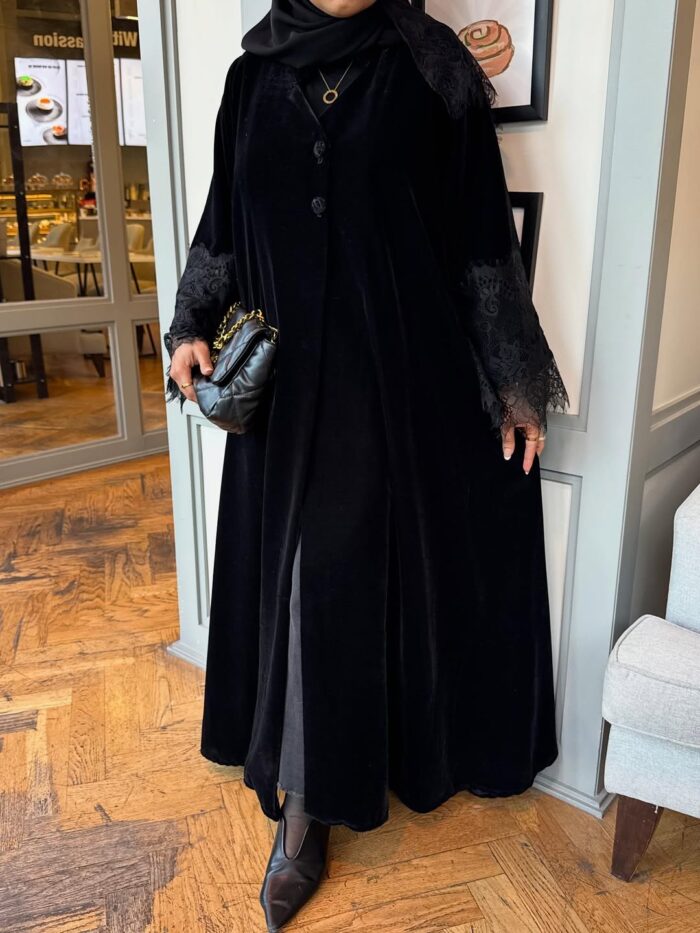 عباية مخمل نص كلوش انيقه دانتيل فخم في الكم