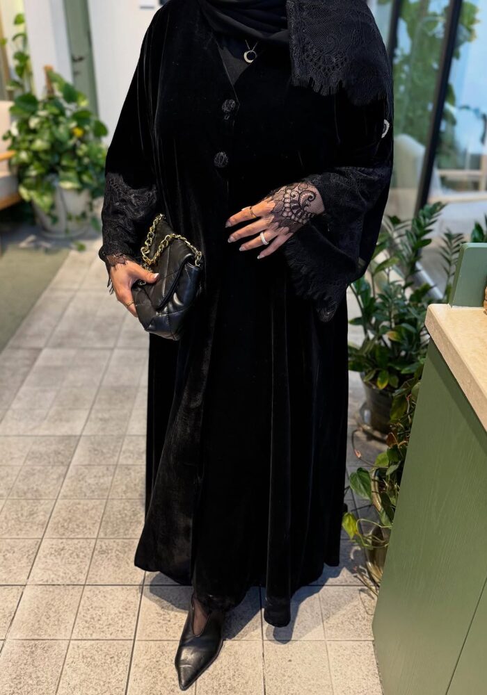 عباية مخمل نص كلوش انيقه دانتيل فخم في الكم