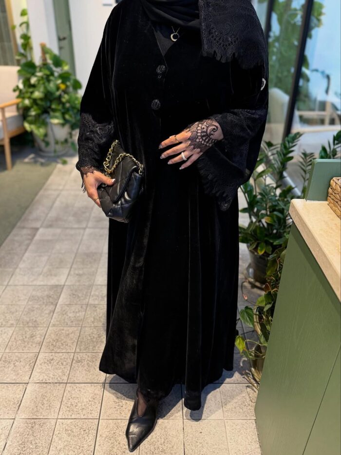 عباية مخمل نص كلوش انيقه دانتيل فخم في الكم