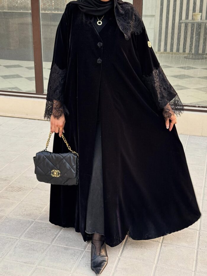 عباية مخمل نص كلوش انيقه دانتيل فخم في الكم