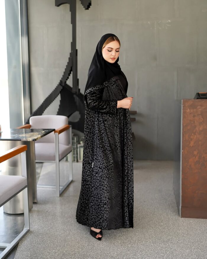 عباية مخمل شتوي نص كلوش مشجر