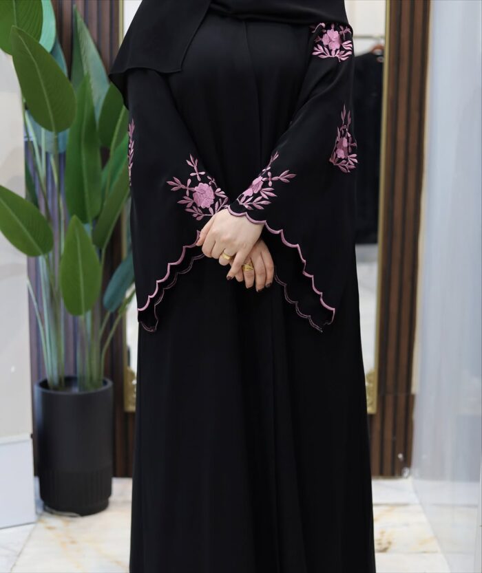 عباية كلوش أنيقه مطرزه ملون كم وسيع