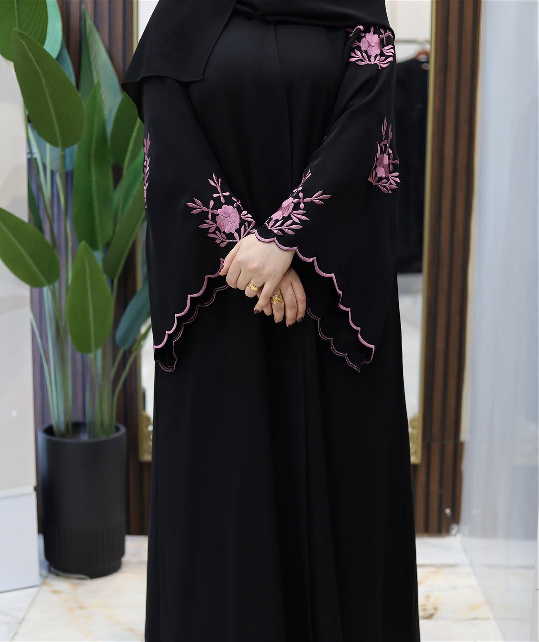 عباية كلوش أنيقه مطرزه ملون كم وسيع