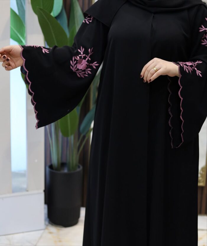 عباية كلوش أنيقه مطرزه ملون كم وسيع