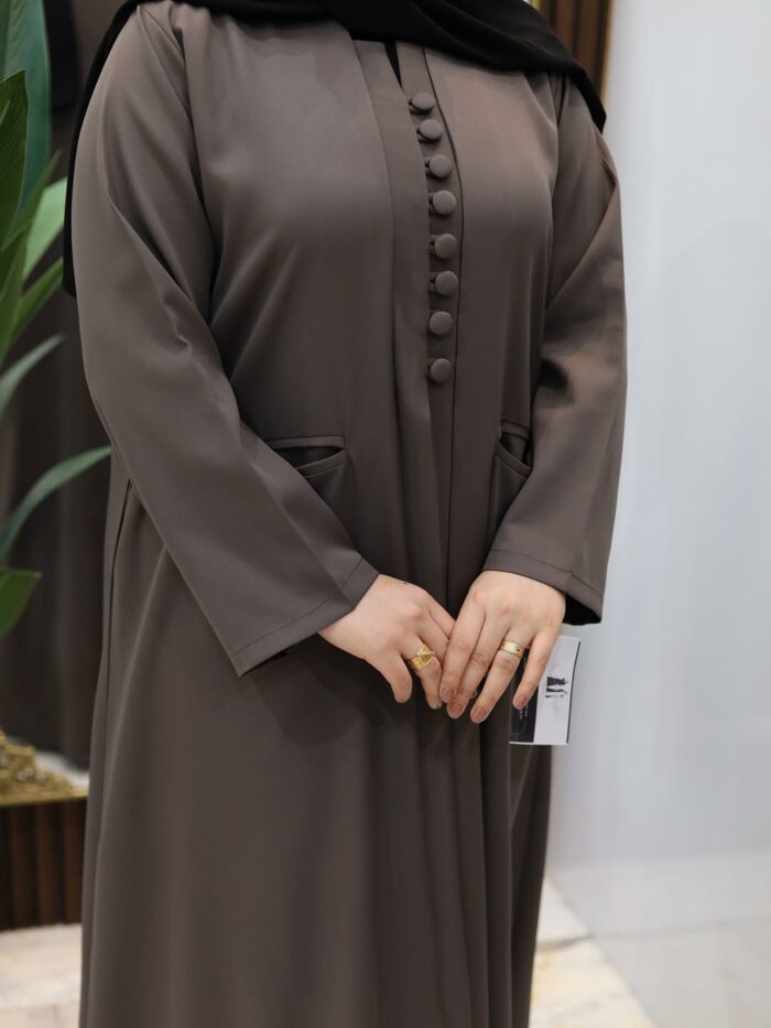 عباية بتصميم أنيق وانسيابي للسفر متوفر منها الأسود
