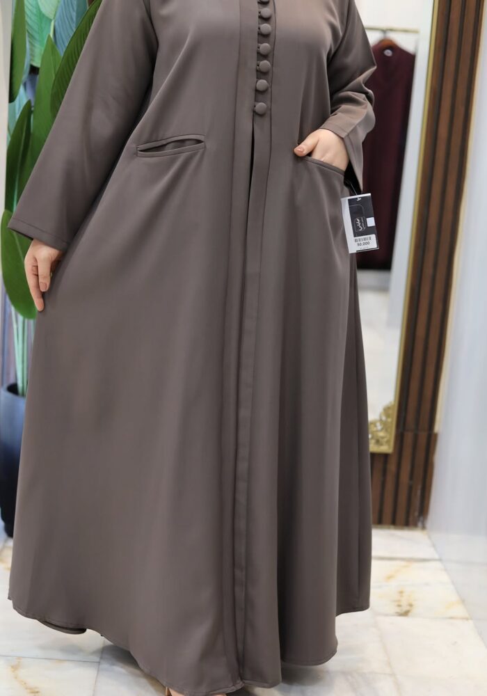 عباية بتصميم أنيق وانسيابي للسفر متوفر منها الأسود