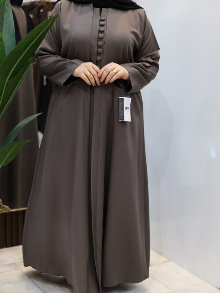 عباية بتصميم أنيق وانسيابي للسفر متوفر منها الأسود