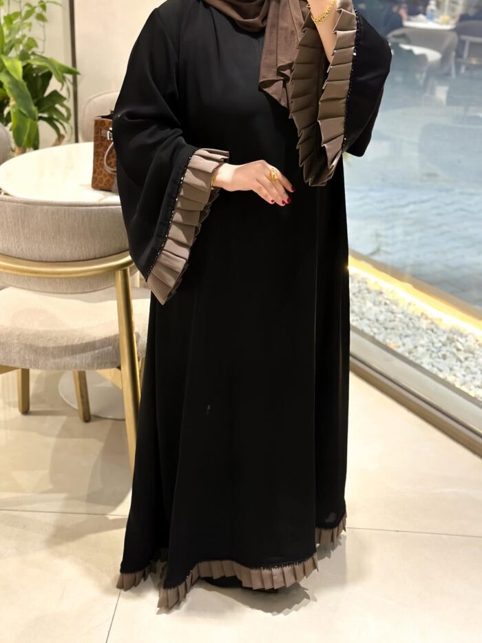 عباية انيقه للطلعه كسر كم وتحت القماش ملكي نواعم