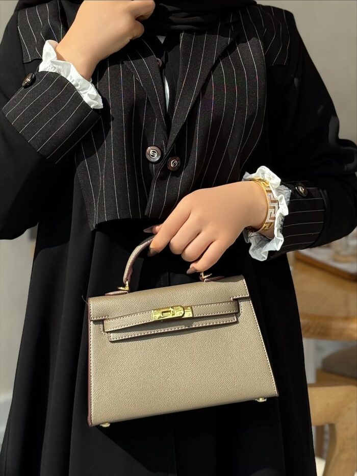 عباية كلوش أنيقه ملون كم كسر ابيض القماش ملكي نواعم