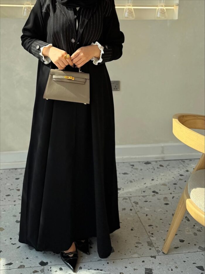 عباية كلوش أنيقه ملون كم كسر ابيض القماش ملكي نواعم