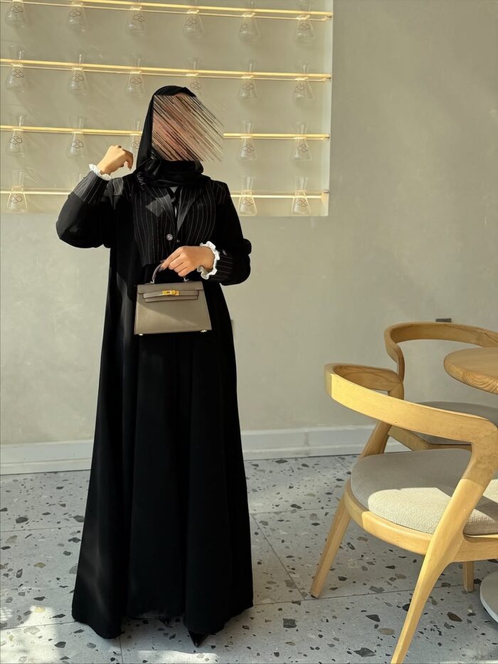 عباية كلوش أنيقه ملون كم كسر ابيض القماش ملكي نواعم