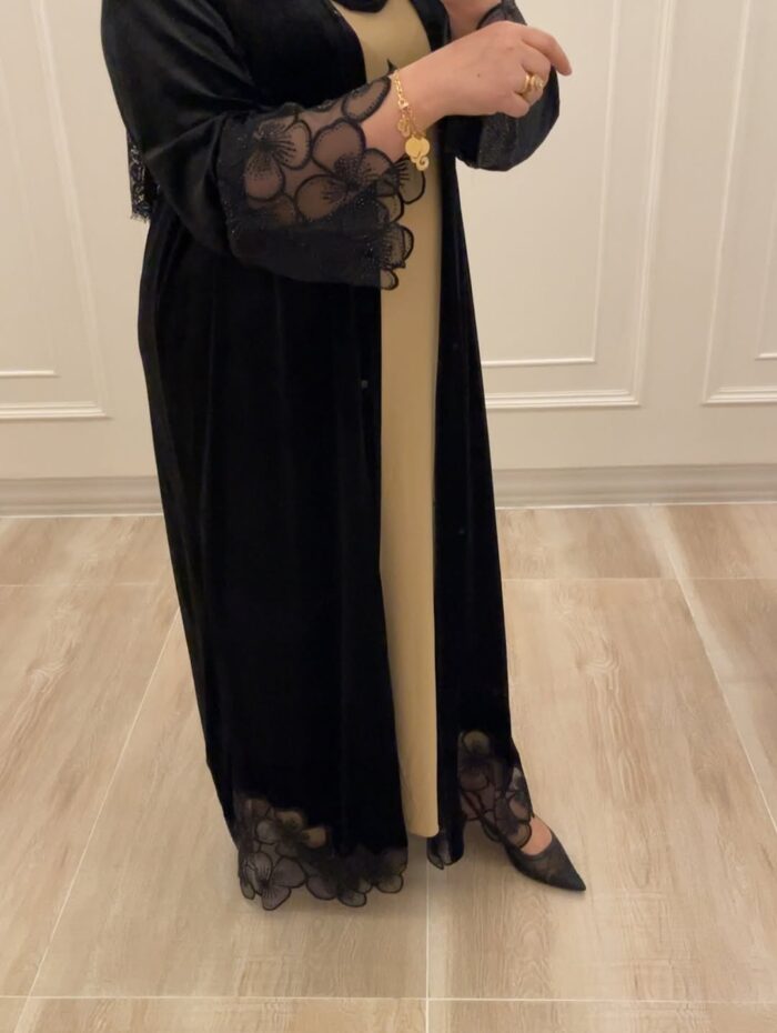 عباية نمبر ون مخمل كوري مطرزه كم وتحت