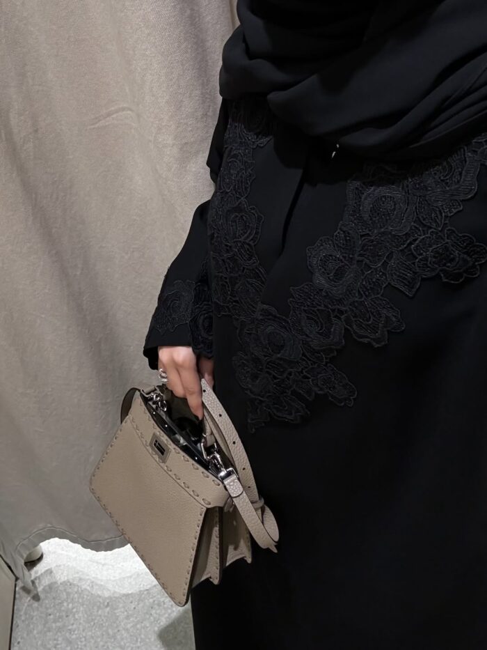 عباية فخامة تطريز اسود
