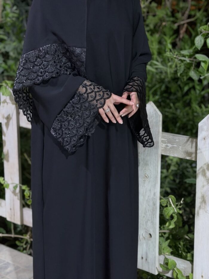 عباية نمبر ون كم انيق مطرز