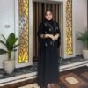 عباية سوداء فاخرة بتطريزات ذهبية وتفاصيل التل