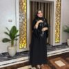عباية سوداء فاخرة بتطريزات ذهبية وتفاصيل التل