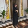عباية سوداء فاخرة بتطريزات ذهبية وتفاصيل التل