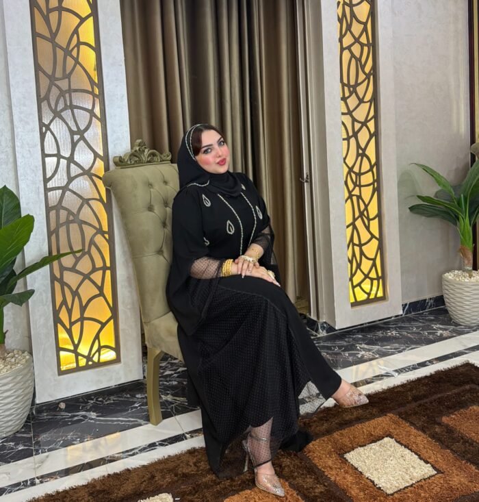 عباية سوداء فاخرة بتطريزات ذهبية وتفاصيل التل