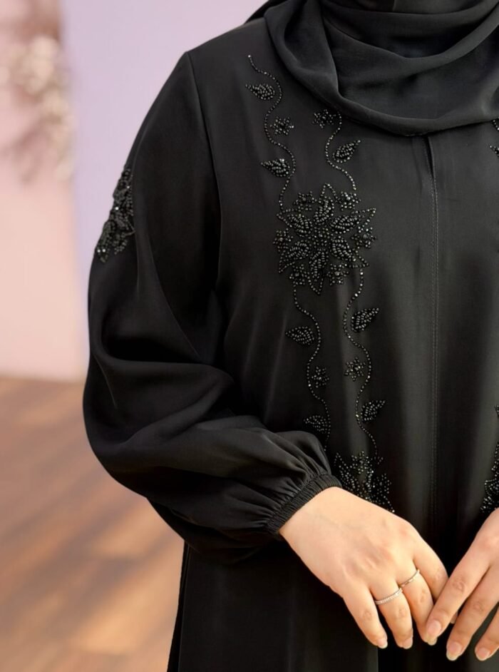 عباية كلاسيكية بتطريز زهور أسود ملكي وأكمام مزمومة